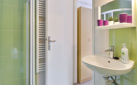 Valentina: Badkamer, Kamer, Eigendom, Groen, Interieur Ontwerp, Kraan, Tegel, Architectuur, Gebouw, Loodgieterswerkinrichting