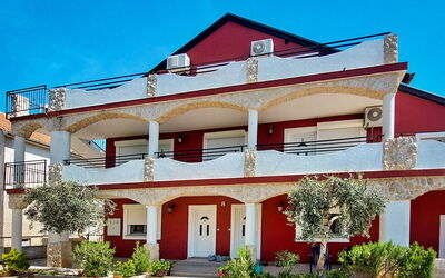 Vodice 613: Fabriek, Gebouw, Lucht, Eigendom, Venster, Huis, Boom, Buurt, Woongebied, Deur