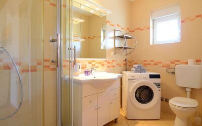 Grebastica 609.1: Wasruimte, Wasmachine, Eigendom, Wasdroger, Loodgieterswerkinrichting, Cabinetry, Gebouw, Laundry, Interieur Ontwerp