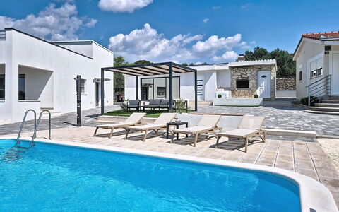 Ria with Heated Pool: Samengesteld Materiaal, Deur, Beton, Landgoed, Schaduw, Zwembad, Toevlucht, Buitenmeubels, Villa, Hotel