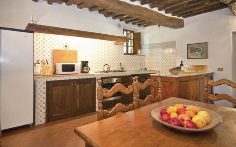 Pozza Di Volpaia: Tafel, Countertop, Meubilair, Cabinetry, Voedsel, Hout, Keuken, Interieur Ontwerp, Tableware, Verdieping