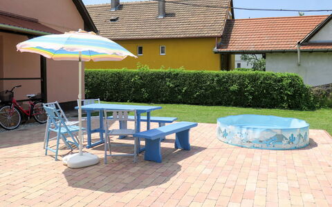 Balatonmariafurdo 622: Eigendom, Paraplu, Tafel, Patio, Gebouw, Meubilair, Buitentafel, Schaduw, Zwembad, Onroerend Goed