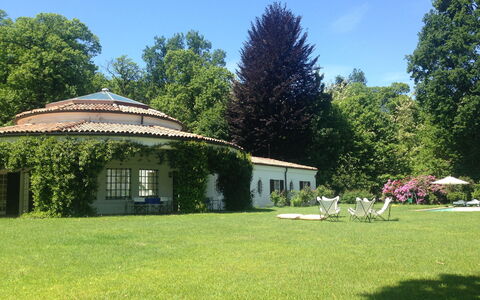 Villa Adriana: Eigendom, Huis, Huis, Gras, Tuin, Gazon, Werf, Gebouw, Onroerend Goed, Plantkunde
