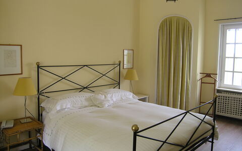 Villa Adriana: Slaapkamer, Bed, Meubilair, Kamer, Laken, Bed Frame, Eigendom, Matras, Bedding, Interieur Ontwerp