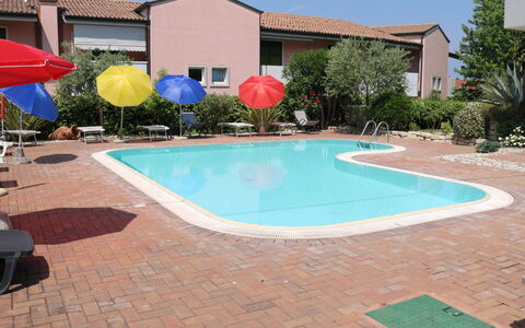 Lazise 741: Water, Fabriek, Eigendom, Gebouw, Zwembad, Lucht, Azure, Boom, Schaduw, Architectuur