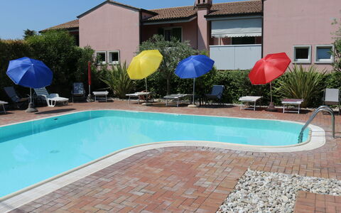 Lazise 741: Water, Eigendom, Gebouw, Fabriek, Lucht, Zwembad, Venster, Blauw, Schaduw, Boom