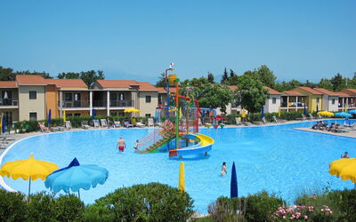 Peschiera del Garda 652: Water, Fabriek, Lucht, Gebouw, Eigendom, Azure, Zwembad, Zwemwater, Huis, Boom