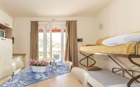 Sirmione 618: Meubilair, Huis, Schaduw, Stoel, Beits, Buitenmeubels, Balkon, Hotel, Bed, Toevlucht