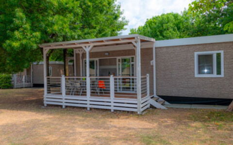 Sirmione 618: Veranda, Verblijf, Schaduw, Outdoor Structuur, Werf, Landgoed, Garden Gebouwen, Dek, Park