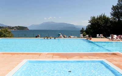 Moniga del Garda 649: Zwembad, Eigendom, Vrije Tijd, Vakantie, Azure, Toevlucht, Zomer, Badplaats, Rechthoek, Landgoed