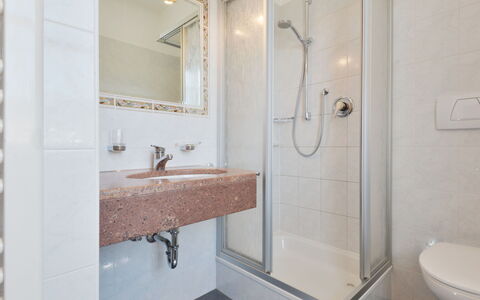 Andriano 602: Badkamer, Eigendom, Kamer, Tegel, Muur, Interieur Ontwerp, Loodgieterswerkinrichting, Kraan, Verdieping, Architectuur