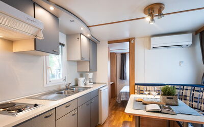 Camping Europa 651.9: Meubilair, Countertop, Beits, Loodgieterswerkinrichting, Stoel, Wastafel, Keuken, Keuken En Eettafel