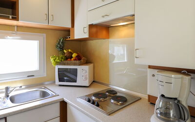 Camping Europa 651.6: Countertop, Gootsteen, Cabinetry, Eigendom, Wastafel, Toestel Van De Keuken, Fornuis, Huishoudapparatuur, Keuken, Kraan