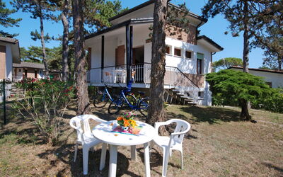 Lignano Pineta 620: Fabriek, Lucht, Gebouw, Eigendom, Venster, Tafel, Natuur, Boom, Huis, Land Lot