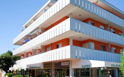 Bibione 637: Gebouw, Eigendom, Commercieel Gebouw, Architectuur, Gemengd Gebruik, Onroerend Goed, Facade, Huis, Appartement, Condominium