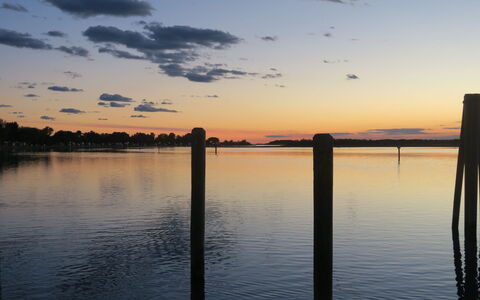 Bibione 646: Water, Lucht, Wolk, Fabriek, Zwembad, Boom, Schaduw, Samengesteld Materiaal, Gras, Landschap