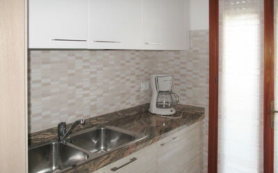 Club dei Pini 677.1: Eigendom, Kamer, Countertop, Tegel, Keuken, Meubilair, Wastafel, Cabinetry, Verdieping, Onroerend Goed