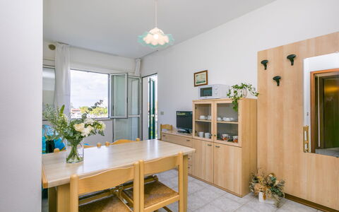 Albatros: Hout, Verlichting, Interieur Ontwerp, Flooring, Verdieping, Woonkamer, Onroerend Goed, Hardwood, Tafel, Straal