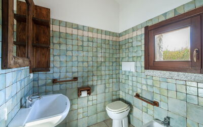 La Pietraia 622.1: Loodgieterswerkinrichting, Eigendom, Gebouw, Kraan, Wastafel, Badkamer, Blauw, Purper, Venster, Wastafel In De Badkamer