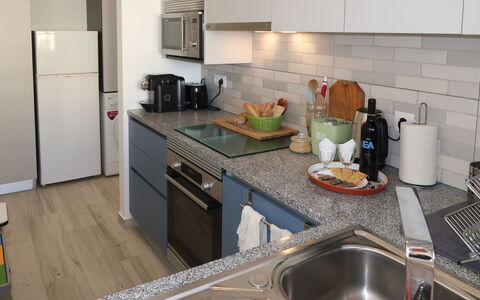 Avó Lucy: Gootsteen, Countertop, Wastafel, Eigendom, Cabinetry, Kraan, Toestel Van De Keuken, Keuken, Fornuis, Loodgieterswerkinrichting