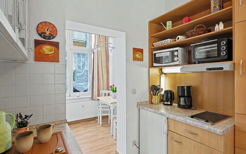 Bergstraße: Toestel Van De Keuken, Keuken, Major Appliance, Countertop, Hout, Interieur Ontwerp, Meubilair, Flooring, Huishoudapparatuur, Cabinetry