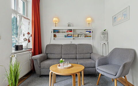 Bergstraße: Meubilair, Interieur Ontwerp, Flooring, Bankstel, Verdieping, Woonkamer, Hout, Tafel, Kamer, Stoel