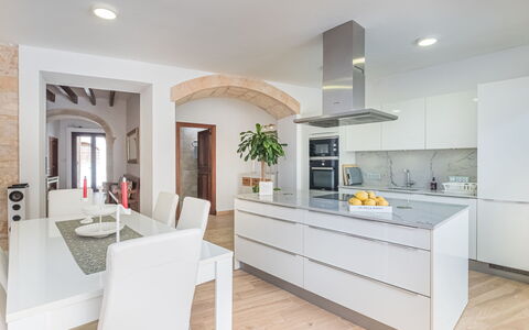 Cordella: Countertop, Cabinetry, Meubilair, Gebouw, Bankstel, Kamerplant, Hout, Tafel, Keuken, Woonkamer
