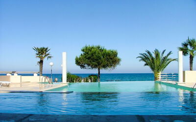 Moriani-Plage 623: Water, Lucht, Blauw, Zwembad, Boom, Arecales, Fabriek, Schaduw, Buitenmeubels, Vrije Tijd