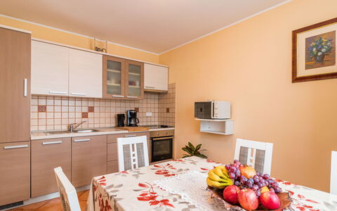 Lara: Kamer, Eigendom, Meubilair, Interieur Ontwerp, Gebouw, Verdieping, Geel, Plafond, Huis, Onroerend Goed