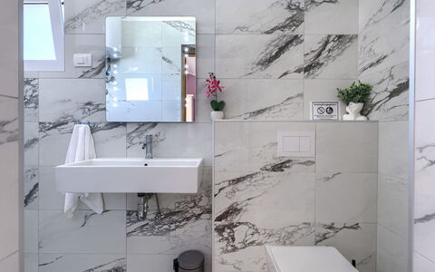 Sandra: Interieur Ontwerp, Loodgieterswerkinrichting, Flooring, Verdieping, Badkamer, Kraan, Loodgieter, Tegel, Wastafel, Samengesteld Materiaal