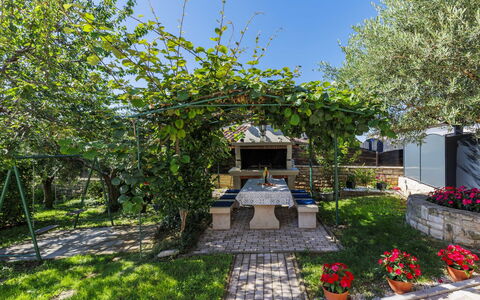 Sandra: Schaduw, Tuin, Landscaping, Flagstone, Werf, Bloempot, Gang, Binnenplaats, Backyard