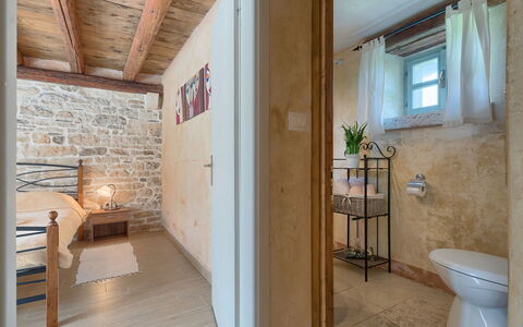 Hrelja: Meubilair, Eigendom, Venster, Badkamer, Hout, Gebouw, Wastafel, Verlichting, Loodgieterswerkinrichting, Stoel