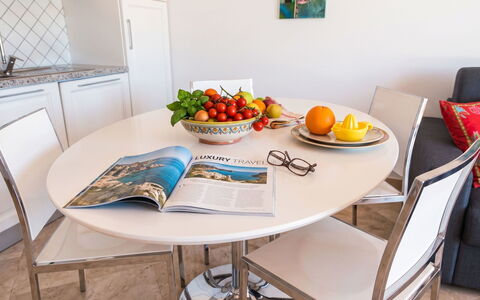 Porto Pozzo 618: Meubilair, Tafel, Interieur Ontwerp, Flooring, Eetkamer, Keuken En Eettafel, Stoel, Verdieping, Kamer, Koffietafel