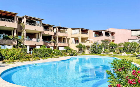 Porto Pozzo 618: Zwembad, Buitenmeubels, Toevlucht, Ligstoel, Schaduw, Hotel, Badplaats, Thermae, Eco Hotel, Paraplu