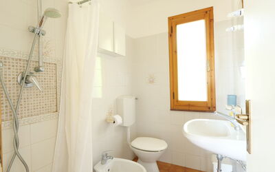 Panorama i 676.2: Loodgieterswerkinrichting, Eigendom, Spiegel, Wastafel, Kraan, Badkamer, Purper, Wastafel In De Badkamer, Interieur Ontwerp