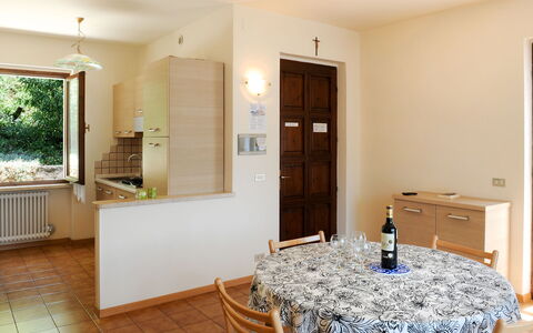 Malcesine 601: Meubilair, Interieur Ontwerp, Flooring, Hout, Verdieping, Plafond, Kamer, Keuken En Eettafel, Eetkamer, Verlichting