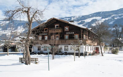 Zell am Ziller 684: Sneeuw, Winter, Eigendom, Berg, Huis, Lucht, Huis, Boom, Heuvel Station, Blokhut