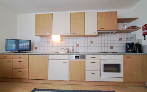 Zell am Ziller 685: Keuken, Hout, Flooring, Countertop, Toestel Van De Keuken, Interieur Ontwerp, Major Appliance, Meubilair, Cabinetry, Verdieping