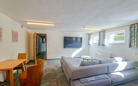 Zell am Ziller 685: Interieur Ontwerp, Flooring, Meubilair, Plafond, Hout, Verdieping, Kamer, Bankstel, Verlichting, Woonkamer