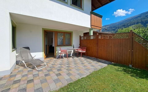 Zell am Ziller 685: Beits, Tuin, Schaduw, Flagstone, Hardwood, Landscaping, Werf, Eco Hotel, Binnenplaats, Backyard