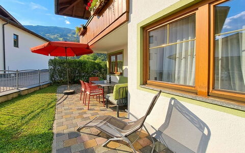 Zell am Ziller 685: Kamerplant, Beits, Bloempot, Eco Hotel, Stoel, Balkon, Schaduw, Werf, Landscaping, Villa