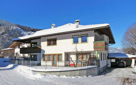 Zell am Ziller 685: Eigendom, Huis, Sneeuw, Huis, Winter, Onroerend Goed, Gebouw, Lucht, Architectuur, Dak