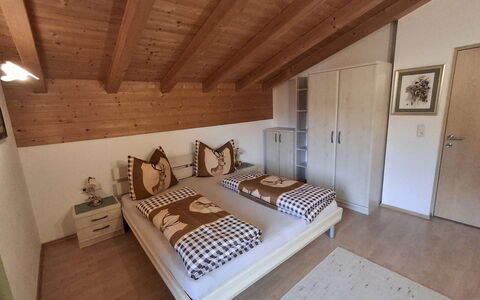 Reichegger: Hout, Interieur Ontwerp, Meubilair, Plafond, Slaapkamer, Appartement, Verdieping, Bed, Kamer, Beits