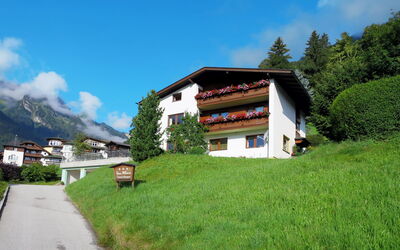Finkenberg 608: Eigendom, Bergketen, Berg, Bergachtig Landvormen, Lucht, Natuurlijk Landschap, Huis, Heuvel Station, Alpen, Gras