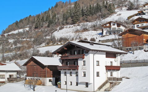 Prutz Kaunertal 659: Berg, Lucht, Sneeuw, Eigendom, Gebouw, Venster, Boom, Helling, Huis, Biome