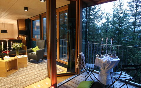 Kals am Großglockner 649: Eigendom, Veranda, Hout, Schaduw, Interieur Ontwerp, Verdieping, Flooring, Boom, Gebouw, Fabriek