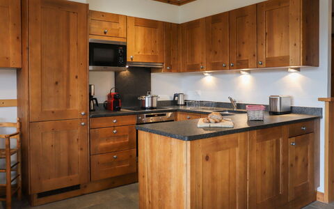 Terrasses du Paradis 5B: Countertop, Cabinetry, Meubilair, Keuken, Toestel Van De Keuken, Huishoudapparatuur, Hout, Lade, Gebouw, Architectuur