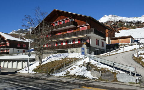 Chalet Desirée: Lucht, Sneeuw, Eigendom, Gebouw, Berg, Helling, Huis, Woongebied, Venster, Dak