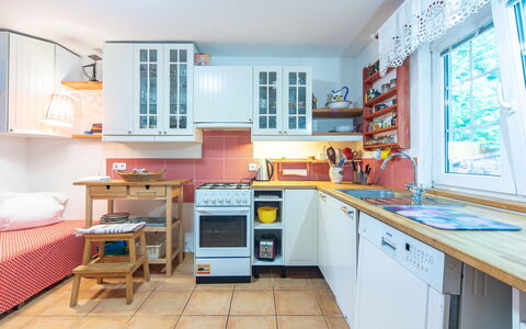 Karasova Ii: Keuken, Toestel Van De Keuken, Major Appliance, Meubilair, Interieur Ontwerp, Countertop, Hout, Cabinetry, Flooring, Kamer