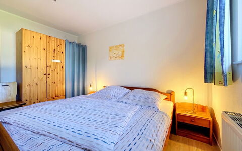 Plau am See 621: Bed, Slaapkamer, Laken, Interieur Ontwerp, Meubilair, Bedding, Verdieping, Bed Frame, Flooring, Kamer